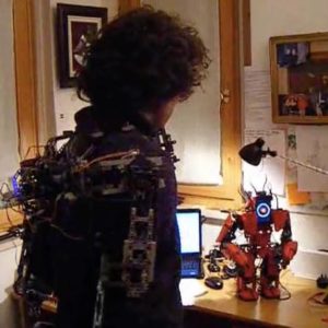 Ingénieux : il se crée un exosquelette en Lego pour contrôler& un robot