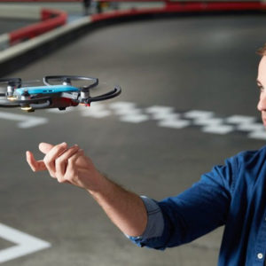 DJI lance officiellement le Spark, un petit drone pilotable par geste