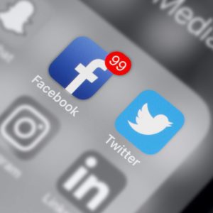 Lutte contre les fake news : Twitter, Google et Facebook doivent faire plus selon la Commission européenne