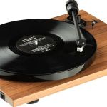 image produit Pro-Ject E1 Phono, Tourne-Disque d’entrée de Gamme Plug & Play avec Pointe elliptique, préamplificateur Phono commutable et Changement électronique de Vitesse (AT3600L, Noyer)