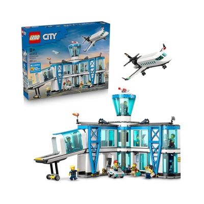 image LEGO City L’Aéroport et l’Avion - Maquette Miniature avec Terminal, Avion, Remorqueur, Passerelle, 9 Minifigurines & Accessoires - Idée de Cadeau d'anniversaire pour Garçon dès 8 Ans 60502