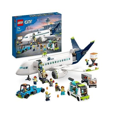 image LEGO 60367 City L’Avion de Ligne, Jeux de Construction, Maquette d'avion pour Noël, avec Véhicules de l'Aéroport : Bus, Remorqueur, Chargeur, Camion à Bagages et 9 Minifigurines, Cadeau