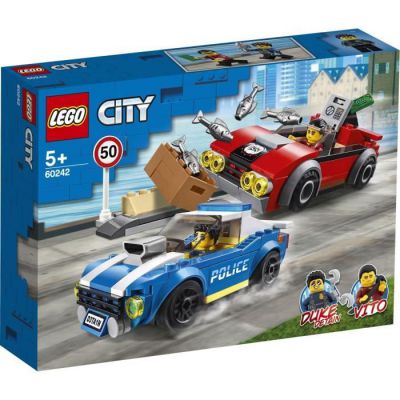 image LEGO City, La course-poursuite sur l'autoroute avec 2 voitures, Set de construction, Poursuite d’aventure pour enfants de 5 ans et plus, 206 pièces, 60242