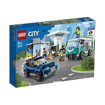 image LEGO City Turbo Wheels, La station-service, Set de construction avec 4x4, camping-car et planches de surf, voitures-jouets pour enfants, 208 pièces, 60257