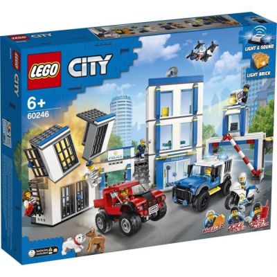 image LEGO City, Le commissariat de police, Set de construction avec 2 camions, Des briques lumineuses et sonores, un drone et une moto, 241 pièces, 60246