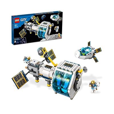 image LEGO 60349 City La Station Spatiale Lunaire, Ensemble Inspiré de la NASA, Jouet avec 5 Minifigures d'Astronautes, avec Capsule d'Amarrage et Laboratoires