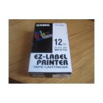 image produit Casio XR-12WE1 Etiqueteuse Noir sur Blanc 12 mm